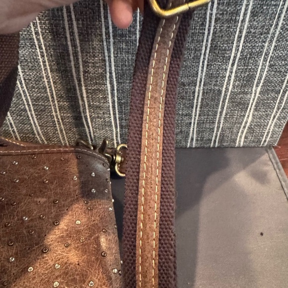 Gun Tote’n Mama Distressed Leather Crossbody Concealed Carry Purse - Picture 9 of 9